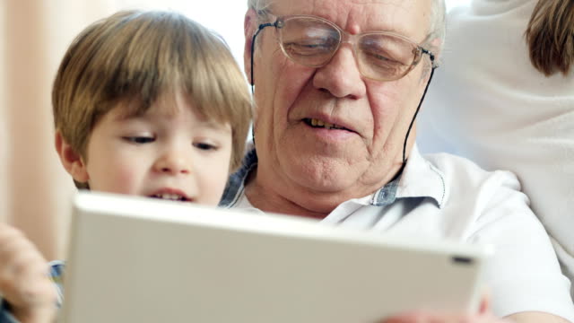 Großvater-mit-Digital-Tablette