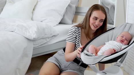 En-el-dormitorio-blanco-a-compras-en-línea-mientras-que-en-licencia-de-maternidad,-dormir-junto-al-bebé