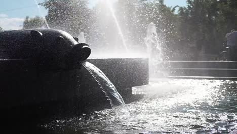 Springbrunnen-im-Park-bei-Sonnenuntergang.-Slow-motion