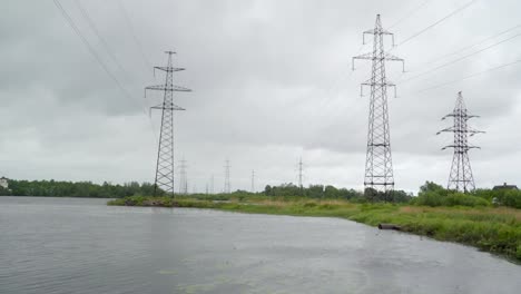 Montón-de-torre-de-comunicaciones-en-la-frontera-de-Estonia-de-Narva