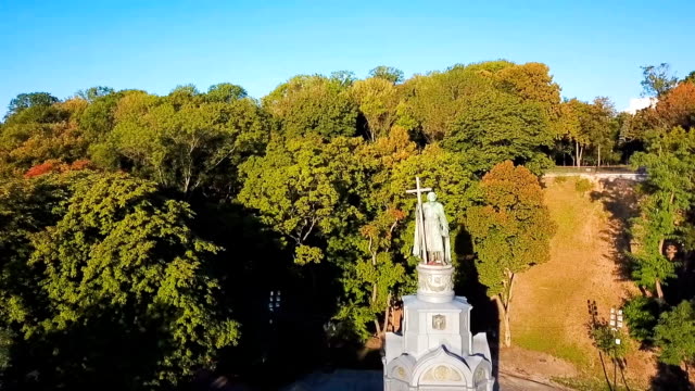 Kiev-Ukraine-Saint-Vladimir-Hill-video-footage.-Aerial-view-from-above.-the-camera-moves-up-and-opens-the-panorama-to-St.-Michael's-Golden-Domed-Monastery-and-Saint-Sophia's-Cathedral