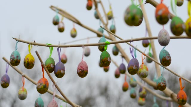 Huevos-de-Pascua-en-un-árbol-meciéndose-en-el-viento