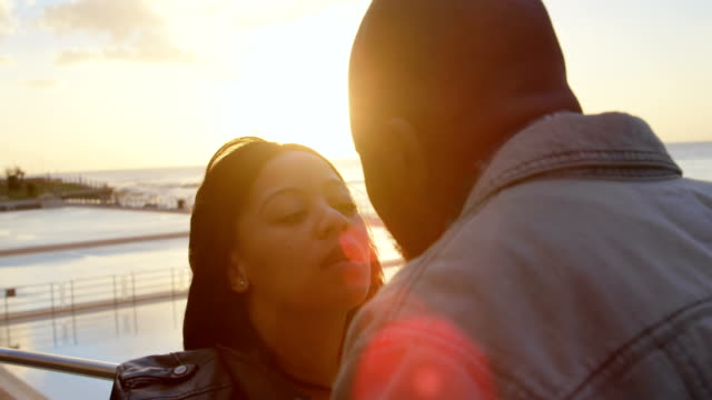 Romántica-pareja-besándose-en-un-día-soleado-4k