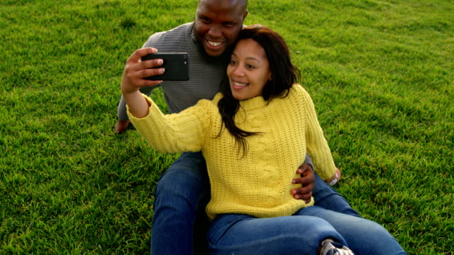 Couple-taking-selfie-with-mobile-phone-in-the-park-4k