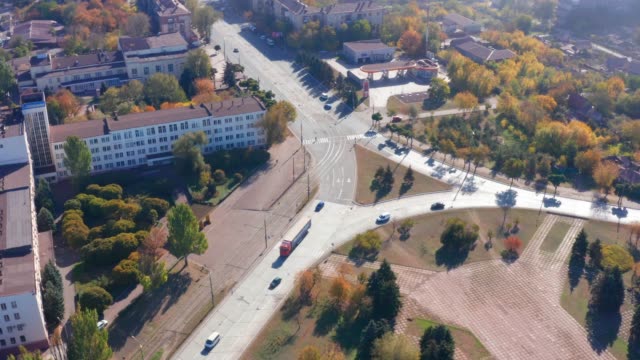 Draufsicht-auf-den-Straßen-und-Gebäuden-einer-Provinzstadt.-Mariupol,-Ukraine