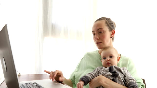 Mujer-con-bebé-usando-laptop