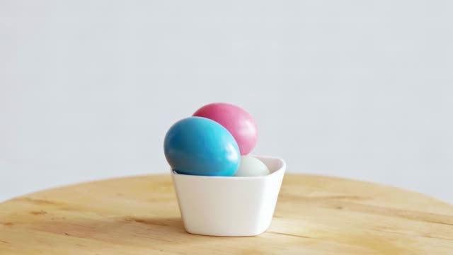 Coloridos-huevos-de-Pascua-en-la-mesa