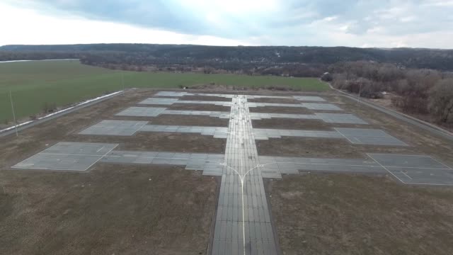 Luftbildhubschrauber-Flugplatz-in-der-Nähe-des-Dnjepr-aus-der-Vogelperspektive.