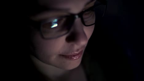 Mujer-caucásica-utiliza-teléfono-inteligente,-la-pantalla-del-teléfono-se-refleja-en-las-gafas-red-social,-tecnología,-concepto-de-comunicación