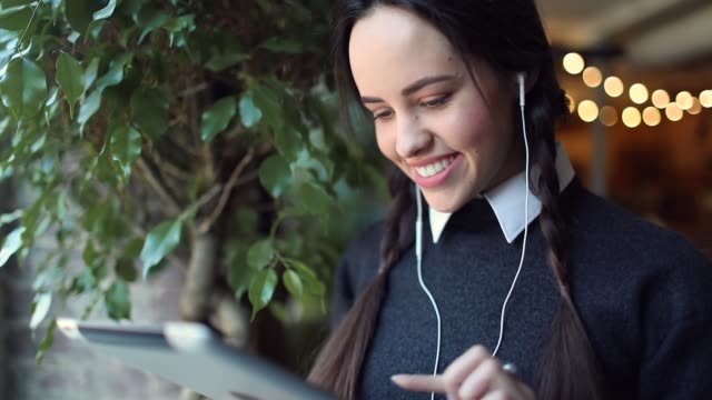 Junge-Mädchen-hören-Musik-auf-Tablet