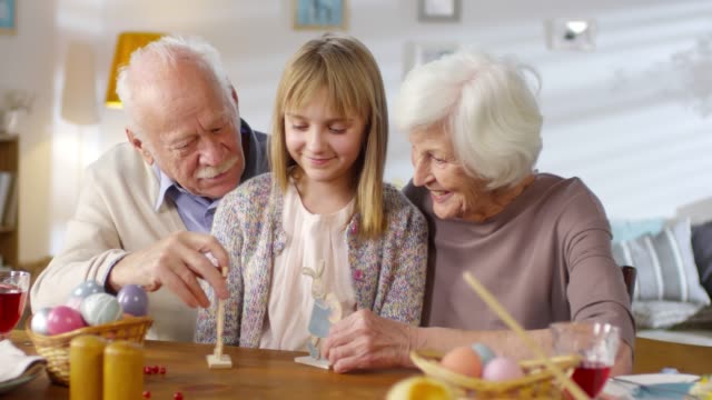 Großeltern-spielen-zu-Ostern-mit-Großmutter