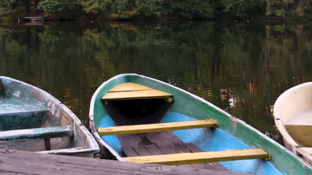 Barcos-de-cerca-que-esperan-a-los-turistas-en-el-lago-en-Pushcha-Vodytsia,-Ucrania