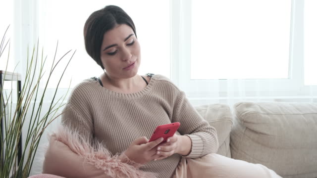 Frau-text-Messaging-auf-Handy