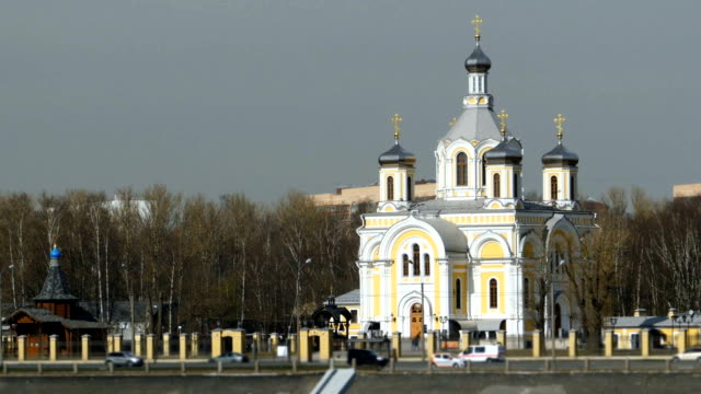 Tempel-der-russisch-orthodoxen-Kirche-mit-goldenen-Kreuzen