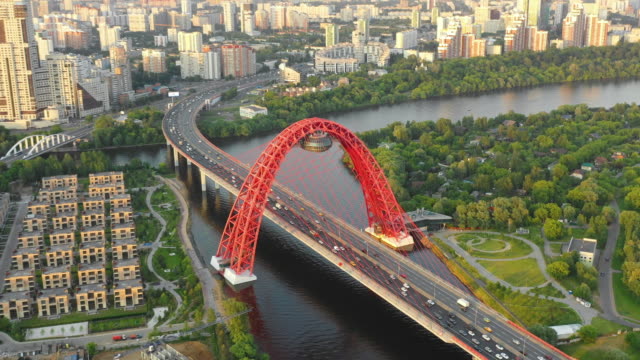 Luftaufnahme-der-modernen-Brücke-in-Moskau-bei-Sonnenuntergang