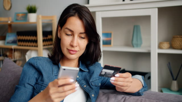 Junge-Dame,-die-Online-Zahlung-hält-Bankkarte-berühren-Smartphone-Bildschirm
