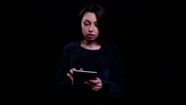 Nahaufnahme-Porträt-von-Erwachsenen-schöne-kaukasische-Brünette-weiblich-mit-dem-Tablet-mit-Hintergrund-isoliert-auf-schwarz