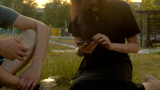 Mujer-joven-con-teléfono-móvil-en-el-parque