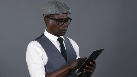 Hombre-africano-con-estilo-usando-la-tableta-digital