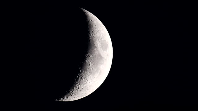 Luna-en-el-cielo-nocturno-oscuro.-La-luna-se-está-depilando-y-viajando-de-izquierda-a-derecha