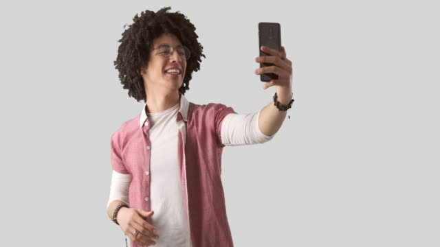 Mann-mit-Handy-für-Videoanruf-auf-weißem-Hintergrund