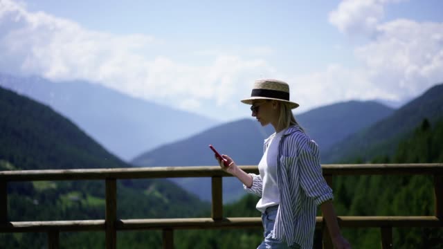 Aufgeregt-kaukasische-Touristin,-die-Roaming-Netzwerk-Verbindung-während-der-Reise-in-die-Berge-macht-Videoanruf