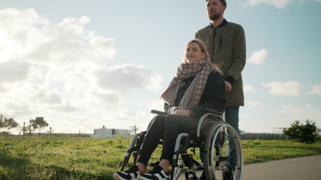 Behinderte-Frau-auf-Spaziergang-mit-Freund