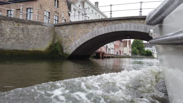 Brujas,-Bélgica---Mayo-2019:-Vista-del-canal-de-agua-en-el-centro-de-la-ciudad.-Paseo-turístico-por-los-canales-de-agua-de-la-ciudad.-Vista-desde-un-barco-turístico.