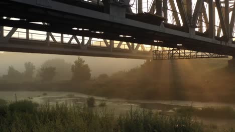 Eiserne-Eisenbahnbrücke-im-Morgengrauen-im-Nebel