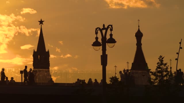 The-floating-bridge-of-the-Zaryadye-park-at-sunset-with-a-view-of-the-Kremlin-in-Moscow,-Russia-in-4k