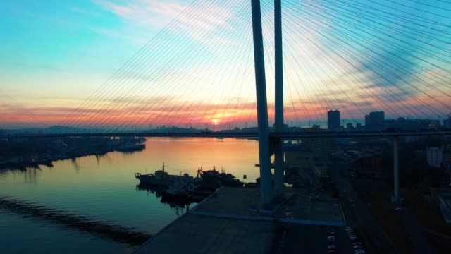 Vista-aérea-de-Golden-horn-Bay-y-Golden-Bridge-al-atardecer.-Vladivostok,-Rusia