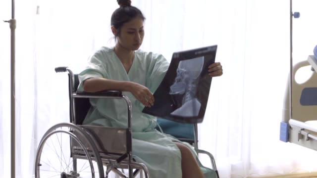 Paciente-serio-mirando-la-imagen-de-rayos-X-de-su-cirugía-de-lesión-cerebral.