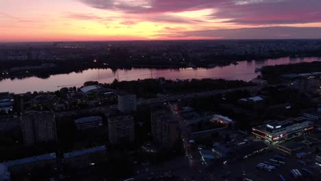 Panorama-de-la-puesta-de-sol-roja-en-la-ciudad-con-vistas-al-río-desde-la-altura