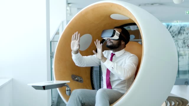 Hombre-concentrado-en-auriculares-de-realidad-virtual