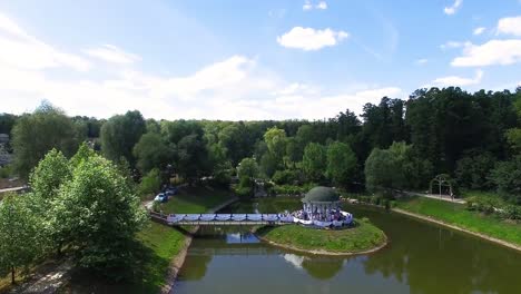 casa-de-verano-en-el-lago-en-el-parque