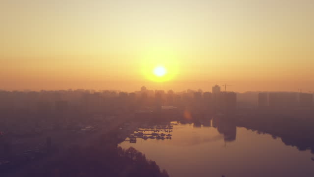 4k-Sonnenaufgang-über-der-Metropole-Schönes-Stadtbild-am-frühen-Morgen.-Luft-Drohnen-Schuss