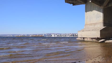 Vista-del-río-y-la-ciudad-de-Saratov-y-el-estante-del-puente-en-un-día-soleado
