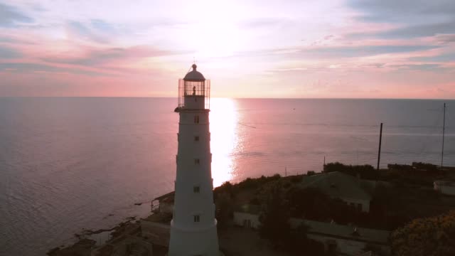 Drohne-schoss-Leuchtturm-Strand-Leuchtturm-Sonnenuntergang.-Leuchtturm-auf-einem-Hintergrund-von-schönem-Sonnenuntergang