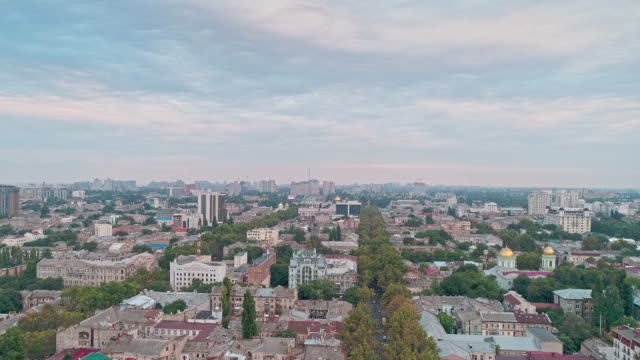 Kamera-bewegt-sich-nach-oben-enthüllt-Odessa-Stadtzentrum