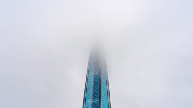 Die-Spitze-des-Lakhta-Center-Wolkenkratzer-in-niedrigen-Wolken.