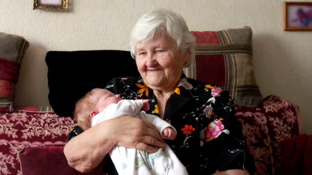 Mujer-pasa-a-su-bebé-a-los-brazos-de-la-abuela