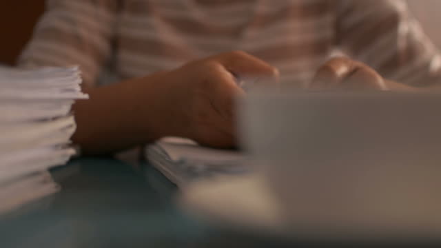 Mujer-de-negocios-usando-el-teléfono-inteligente-en-el-escritorio-y-bebiendo-una-taza-de-café.