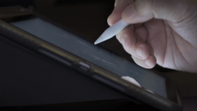 4K-Video-Nahaufnahme-Hand-verwenden-Stift-Bleistift-schreiben-auf-Tablet-Bildschirm-mit-Kreditkarte.