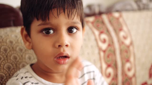 Porträt-eines-indischen-Kindes-zu-Hause-während-der-Coronavirus-Sperre