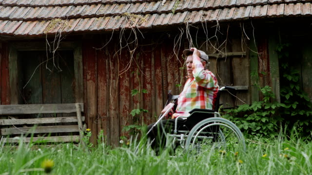 Un-anciano-discapacitado-en-silla-de-ruedas