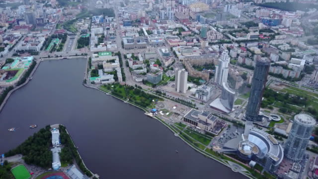 Panorama-de-vista-en-la-azotea-al-atardecer-con-arquitecturas-urbanas-y-río.-Vista-aérea-de-la-ciudad-hermosa