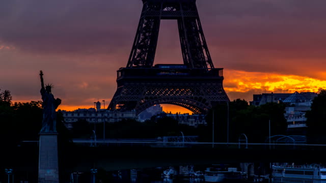 Eiffelturm-Sonnenaufgang-Zeitraffer-mit-Booten-am-Seineufer-und-in-Paris,-Frankreich