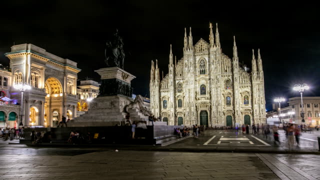 Timelapse-nocturno-de-Catedral-de-Milán-Duomo-di-Milano-es-la-iglesia-catedral-gótica-de-Milán,-Italia
