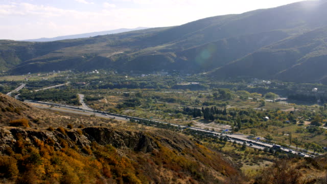 Sicht-auf-die-Autobahn-Straße-auf-den-Berg-in-der-Nähe-Fluss