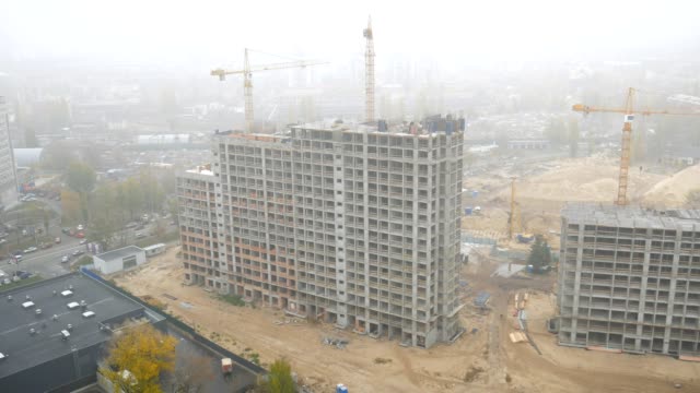 Construcción-de-edificios-de-varios-pisos-con-grúas-en-Ucrania.-La-gran-niebla.
